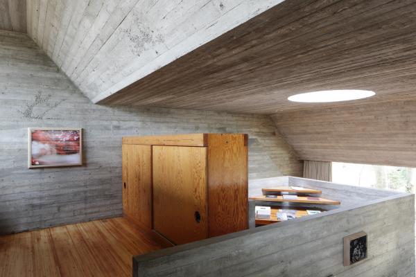 Sunville is a research on the objecthood of photography that ranges from old photographic techniques and expired film to digital 3D technology